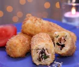 Croquettes de pomme de terre farcies à la dinde fumée et aux olives noires